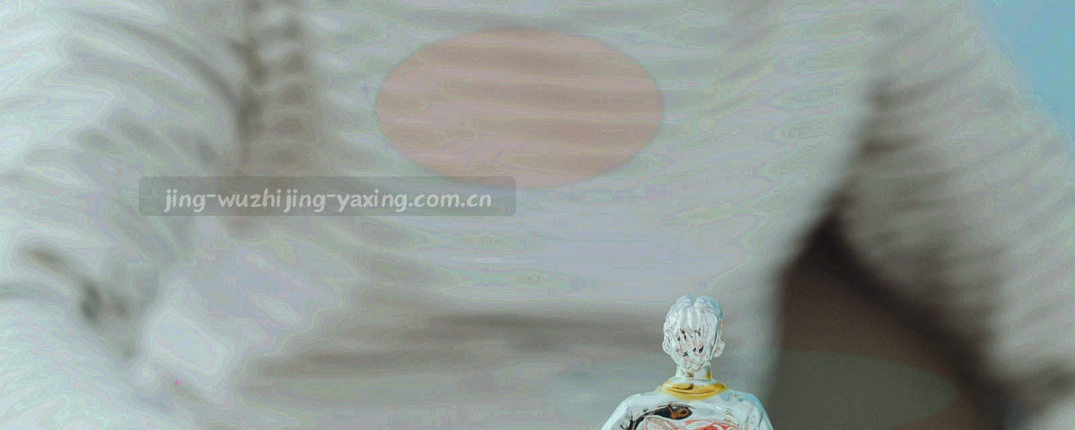 夜色中带光轨的足球运动轨迹